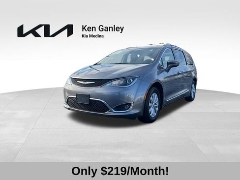 Used 2018 Chrysler Pacifica Touring-L image 1