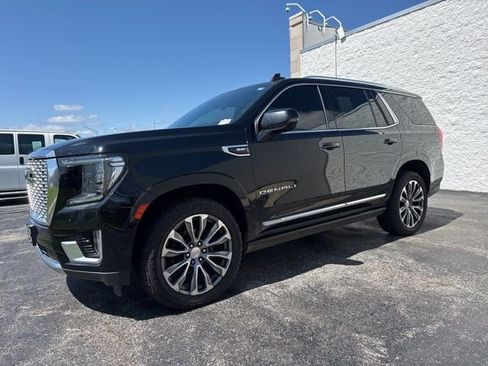 Used 2021 GMC Yukon Denali w/ Denali Premium Package image 3