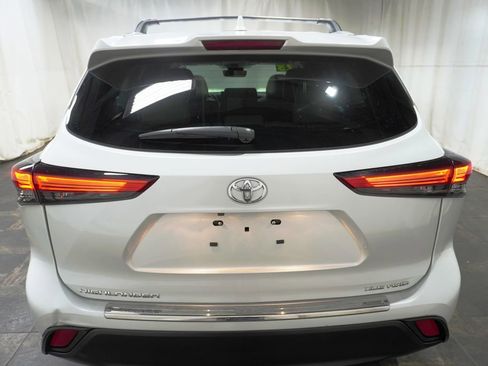 Certified 2023 Toyota Highlander XLE image 4
