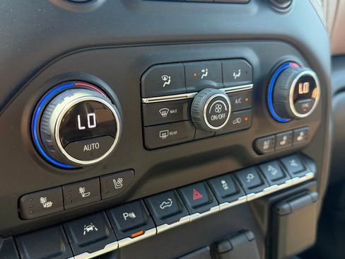 Used 2022 Chevrolet Silverado 1500 High Country w/ Technology Package image 35