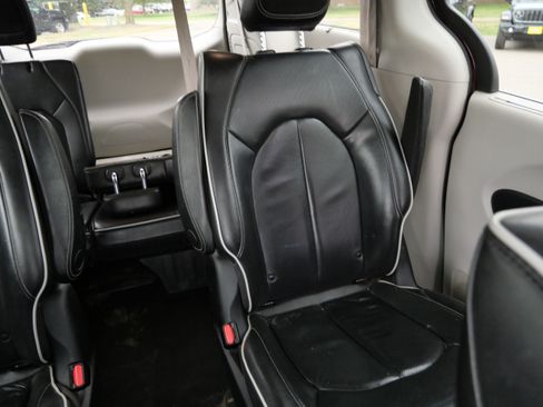 Used 2021 Chrysler Pacifica Limited w/ Uconnect Theater Family Group FWD image 14
