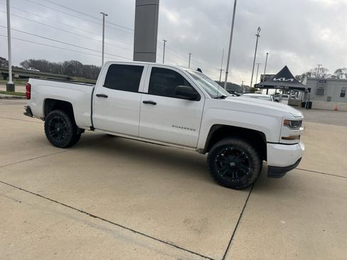 Used 2018 Chevrolet Silverado 1500 Custom w/ Custom Convenience Package image 12