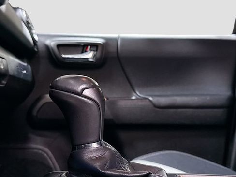 Used 2021 Toyota Tacoma TRD Off-Road image 18