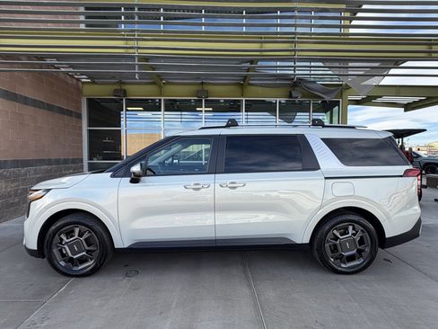 Used 2025 Kia Carnival EX image 7