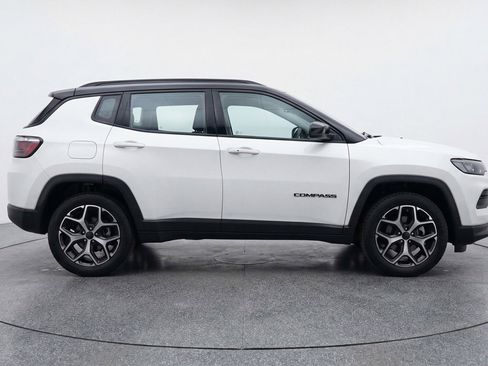 Used 2025 Jeep Compass Limited image 11