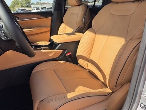 New 2025 Jeep Grand Cherokee Summit image 11