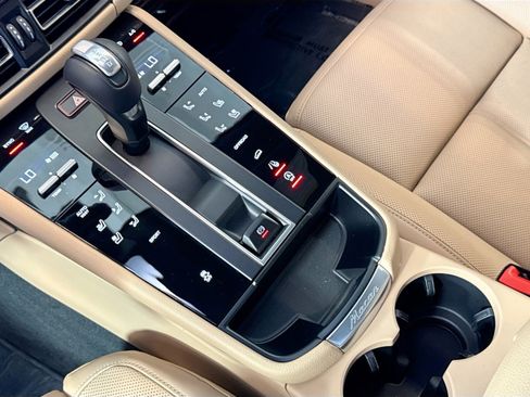 Certified 2025 Porsche Macan image 19