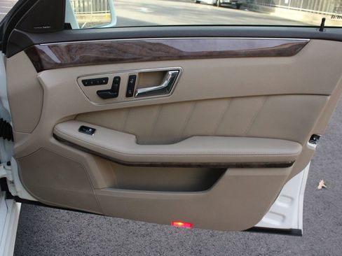 Used 2011 Mercedes-Benz E 350 4MATIC Sedan image 23