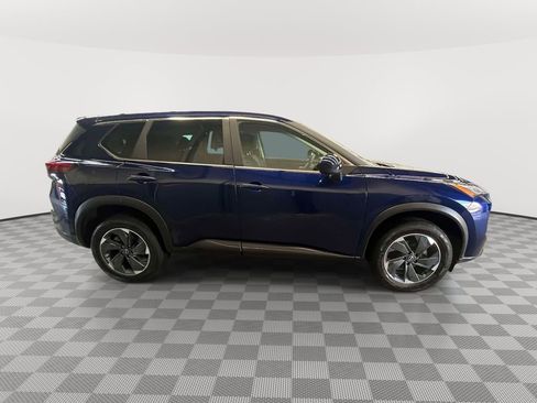 Used 2023 Nissan Rogue SV image 2