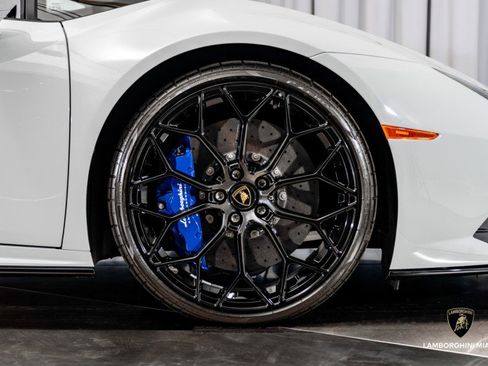 Used 2022 Lamborghini Huracan EVO image 28