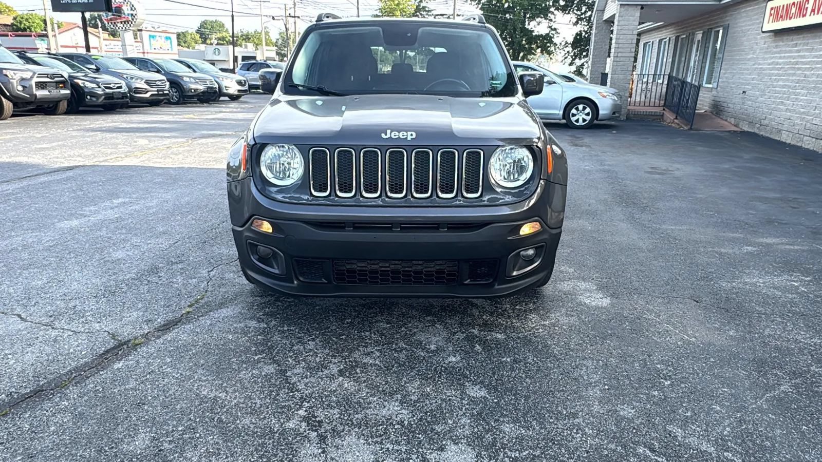 Used 2017 Jeep Renegade Latitude FWD image 2