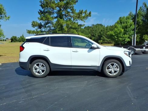 Used 2020 GMC Terrain SLE w/ Driver Convenience Package AWD/4WD image 2