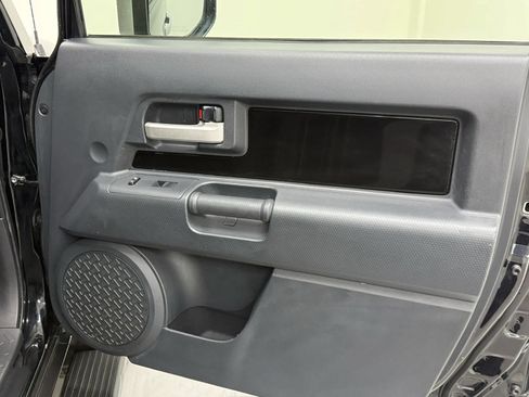 Used 2014 Toyota FJ Cruiser 4WD w/ Upgrade Package image 32