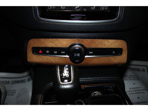 Used 2021 Volvo XC90 T5 Momentum w/ Protection Package Premier image 33