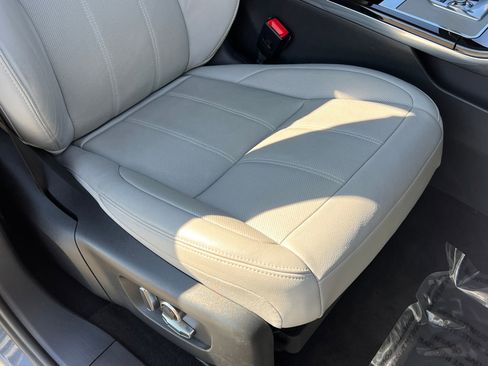 Used 2022 Land Rover Range Rover Evoque SE image 38