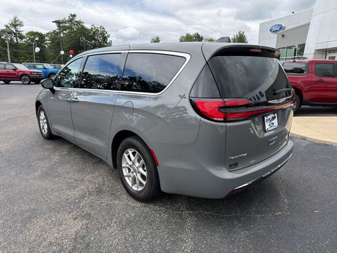 Used 2025 Chrysler Pacifica Select FWD image 8