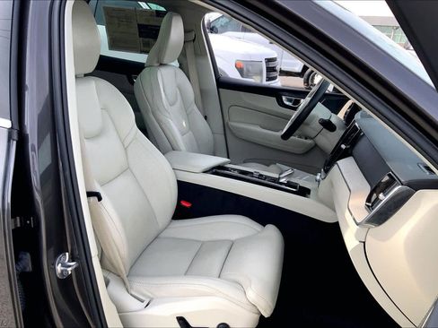 Used 2022 Volvo XC60 B5 Inscription w/ Advanced Package image 9