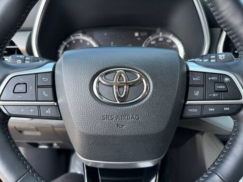Used 2022 Toyota Highlander Limited FWD image 21