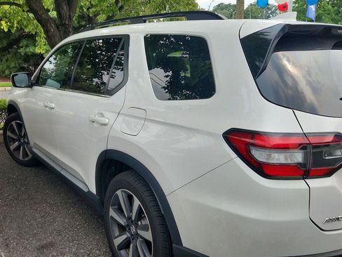 Used 2025 Honda Pilot Touring image 4