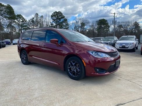 Used 2018 Chrysler Pacifica Touring-L Plus image 2