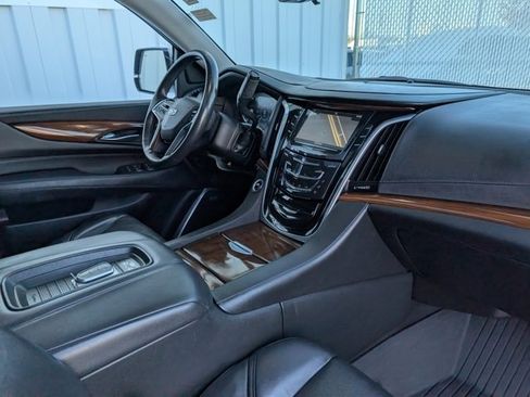 Used 2020 Cadillac Escalade Premium Luxury image 34