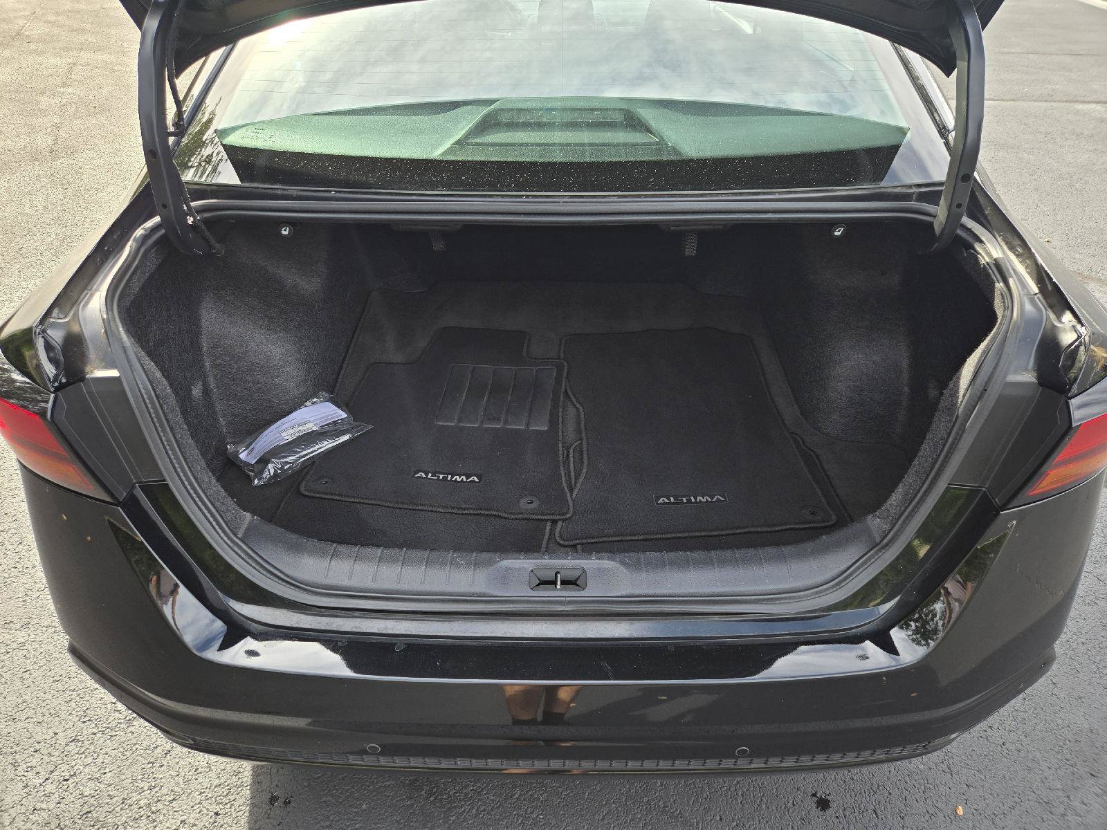 Used 2025 Nissan Altima 2.5 SV FWD image 9