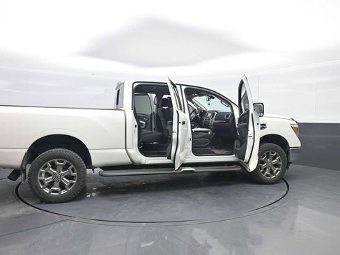 Used 2018 Nissan Titan SV w/ SV Convenience Package image 46