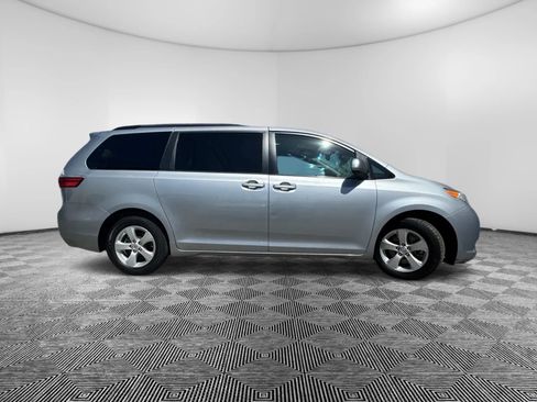 Used 2015 Toyota Sienna LE image 5