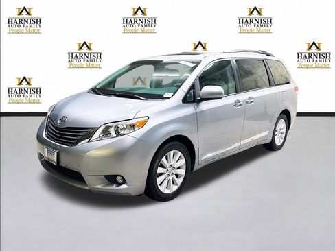 Used 2013 Toyota Sienna XLE image 1