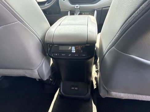 Used 2024 Toyota Highlander XLE FWD image 18