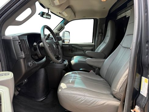 Used 2018 Chevrolet Express 3500 w/ Power Convenience Package RWD image 11