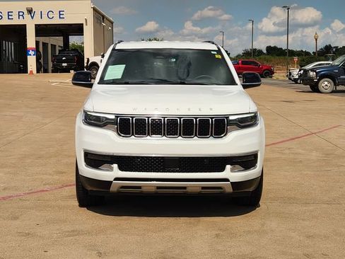 Used 2024 Jeep Wagoneer L Series II w/ Flexible Seating Group AWD/4WD image 2