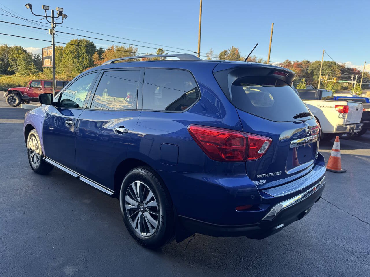 Used 2017 Nissan Pathfinder SV AWD/4WD image 4