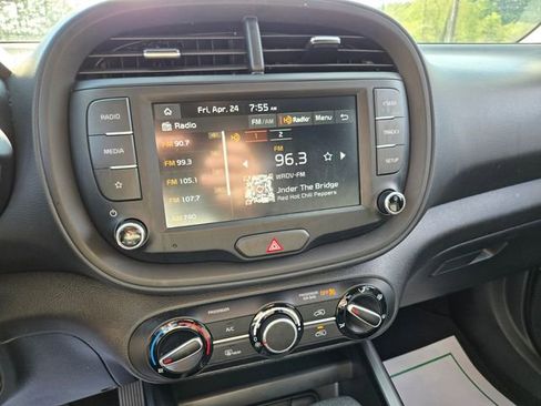 Used 2025 Kia Soul LX w/ LX Technology Package FWD image 23
