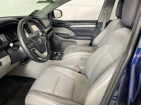 Used 2014 Toyota Highlander Plus AWD/4WD image 2