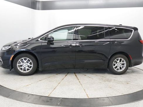Used 2023 Chrysler Pacifica Touring-L FWD image 2