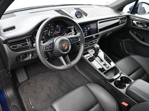 Certified 2025 Porsche Macan AWD/4WD image 4