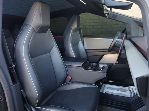 Used 2025 Tesla Cybertruck AWD Crew Cab image 32