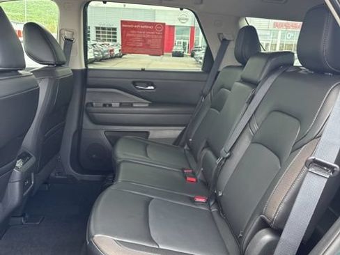 Certified 2024 Nissan Pathfinder SL w/ Black Appearance Package AWD/4WD image 10