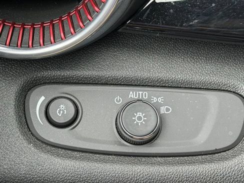 Used 2024 Chevrolet Trax RS w/ Sunroof Package FWD image 28
