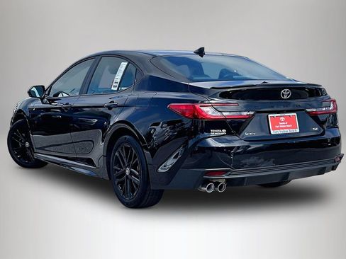 Used 2025 Toyota Camry SE image 4