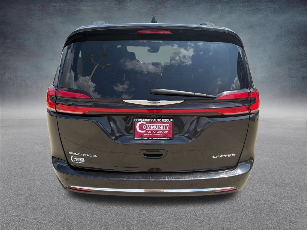 Used 2023 Chrysler Pacifica Limited FWD image 4