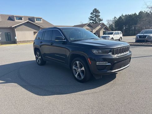 Used 2023 Jeep Grand Cherokee Limited image 3