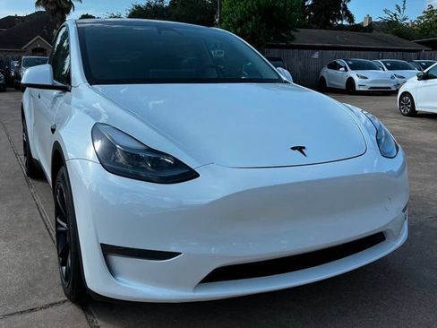 Used 2024 Tesla Model Y 2WD image 3