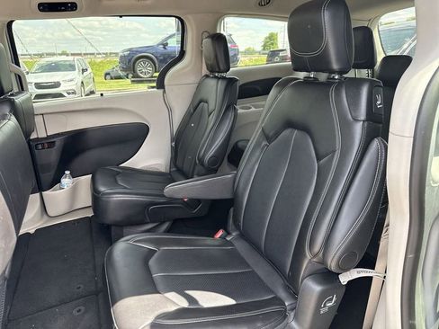 Used 2024 Chrysler Pacifica Touring-L FWD image 21