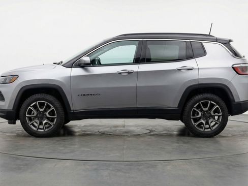 Used 2025 Jeep Compass Trailhawk image 3