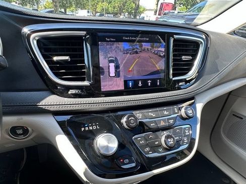 Used 2020 Chrysler Pacifica Limited w/ Advanced Safetytec Group FWD image 26