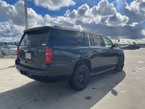 Used 2019 Chevrolet Suburban LT image 2