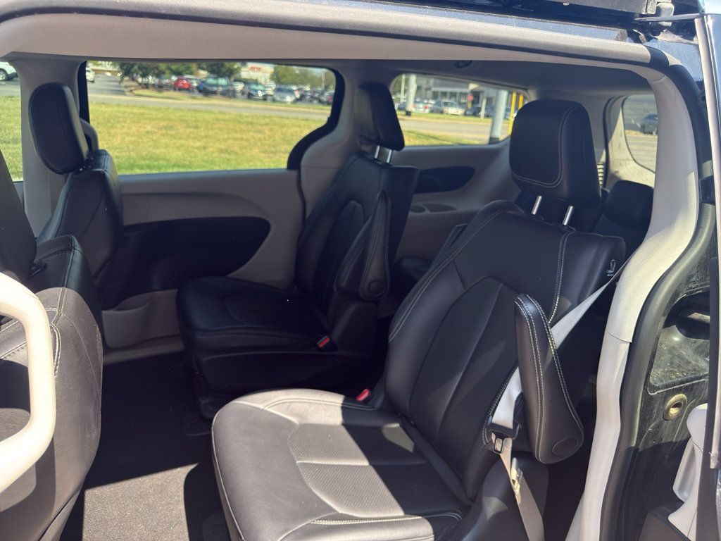 Used 2024 Chrysler Pacifica Limited FWD image 9