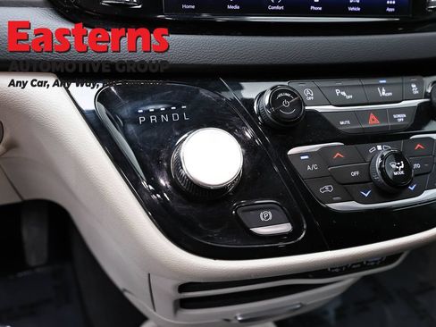 Used 2024 Chrysler Pacifica Touring-L FWD image 13